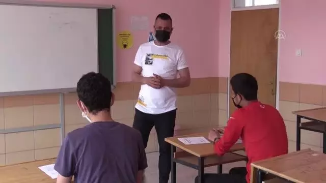 Genç yaşta kanseri yenen öğretmen, öğrencilerini geleceğe hazırlıyor Genç yaşta kanseri yenen öğretmen, öğrencilerini geleceğe hazırlıyor
