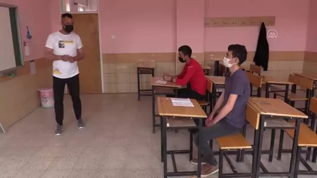 Genç yaşta kanseri yenen öğretmen, öğrencilerini geleceğe hazırlıyor Genç yaşta kanseri yenen öğretmen, öğrencilerini geleceğe hazırlıyor