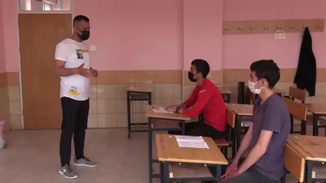 Genç yaşta kanseri yenen öğretmen, öğrencilerini geleceğe hazırlıyor Genç yaşta kanseri yenen öğretmen, öğrencilerini geleceğe hazırlıyor