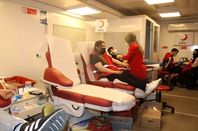 Gençlerden kan bağışı Gençlerden kan bağışı