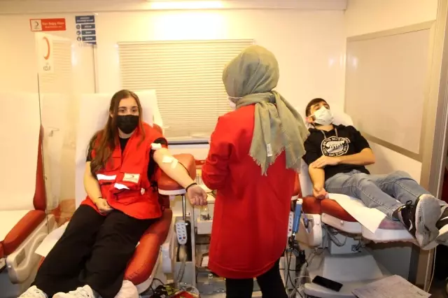 Gençlerden kan bağışı Gençlerden kan bağışı