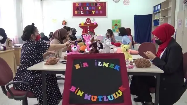 Gönüllüler ihtiyaç sahibi ailelere destek için oyuncak yapıyor Gönüllüler ihtiyaç sahibi ailelere destek için oyuncak yapıyor