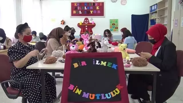 Gönüllüler ihtiyaç sahibi ailelere destek için oyuncak yapıyor Gönüllüler ihtiyaç sahibi ailelere destek için oyuncak yapıyor