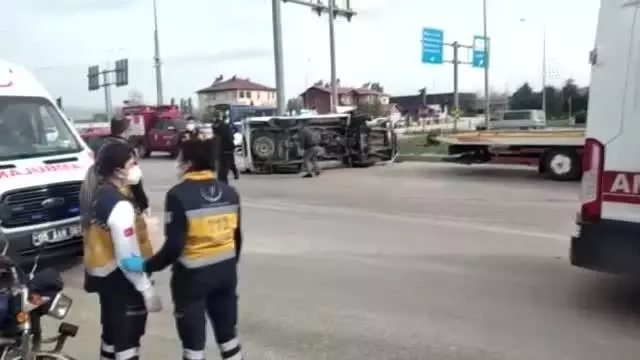 Hafif ticari araç ile otomobil çarpıştı: 6 yaralı Hafif ticari araç ile otomobil çarpıştı: 6 yaralı