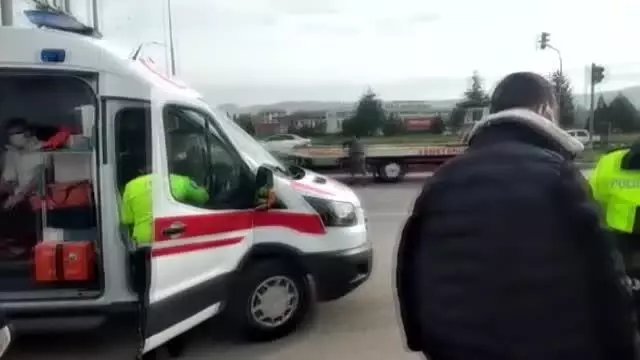 Hafif ticari araç ile otomobil çarpıştı: 6 yaralı Hafif ticari araç ile otomobil çarpıştı: 6 yaralı