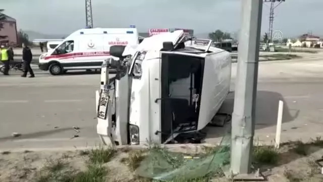 Hafif ticari araç ile otomobil çarpıştı: 6 yaralı Hafif ticari araç ile otomobil çarpıştı: 6 yaralı