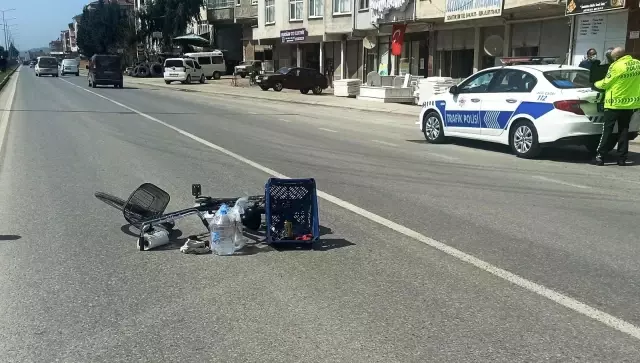Hafif ticari aracın çarptığı bisiklet sürücüsü yaralandı Hafif ticari aracın çarptığı bisiklet sürücüsü yaralandı