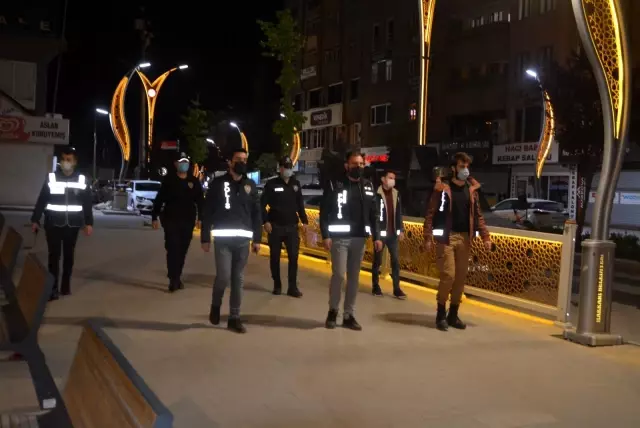 Hakkari polisi gece denetiminde: Tam kapanma sonrası sokaklarda sessizlik Hakkari polisi gece denetiminde: Tam kapanma sonrası sokaklarda sessizlik