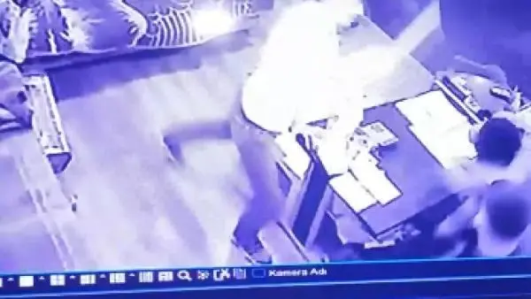 HALFETİ'DE BIÇAKLI VE SOPALI SALDIRI KAMERADA HALFETİ'DE BIÇAKLI VE SOPALI SALDIRI KAMERADA