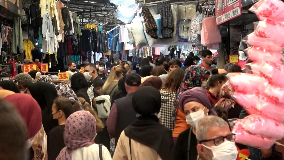 Hatay'da tam kapanmaya saatler kala vatandaşlar çarşıya akın etti