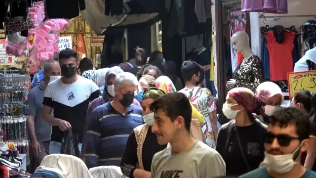 Hatay'da tam kapanmaya saatler kala vatandaşlar çarşıya akın etti Hatay'da tam kapanmaya saatler kala vatandaşlar çarşıya akın etti