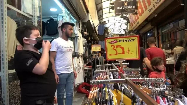 Hatay'da tam kapanmaya saatler kala vatandaşlar çarşıya akın etti Hatay'da tam kapanmaya saatler kala vatandaşlar çarşıya akın etti