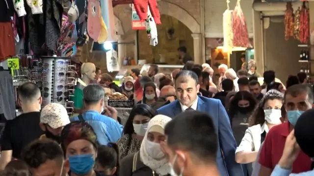 Hatay'da tam kapanmaya saatler kala vatandaşlar çarşıya akın etti Hatay'da tam kapanmaya saatler kala vatandaşlar çarşıya akın etti