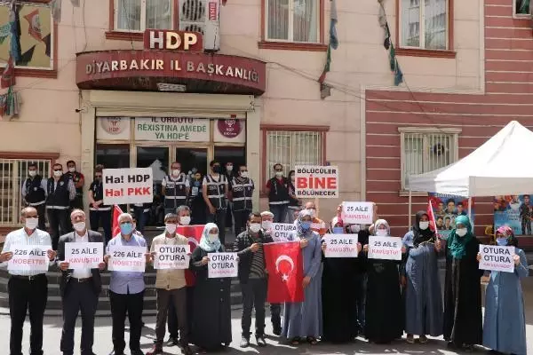 HDP önündeki ailelerden birinin evladının daha teslim olması umutları artırdı HDP önündeki ailelerden birinin evladının daha teslim olması umutları artırdı