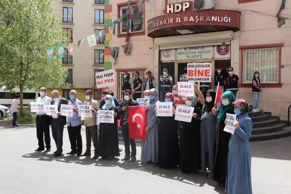HDP önündeki ailelerden birinin evladının daha teslim olması umutları artırdı HDP önündeki ailelerden birinin evladının daha teslim olması umutları artırdı