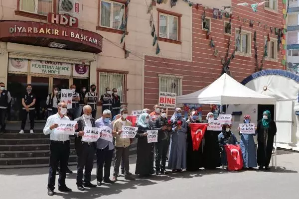 HDP önündeki ailelerden birinin evladının daha teslim olması umutları artırdı HDP önündeki ailelerden birinin evladının daha teslim olması umutları artırdı
