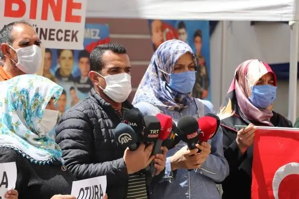HDP önündeki ailelerden birinin evladının daha teslim olması umutları artırdı HDP önündeki ailelerden birinin evladının daha teslim olması umutları artırdı
