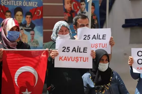 HDP önündeki ailelerden birinin evladının daha teslim olması umutları artırdı HDP önündeki ailelerden birinin evladının daha teslim olması umutları artırdı