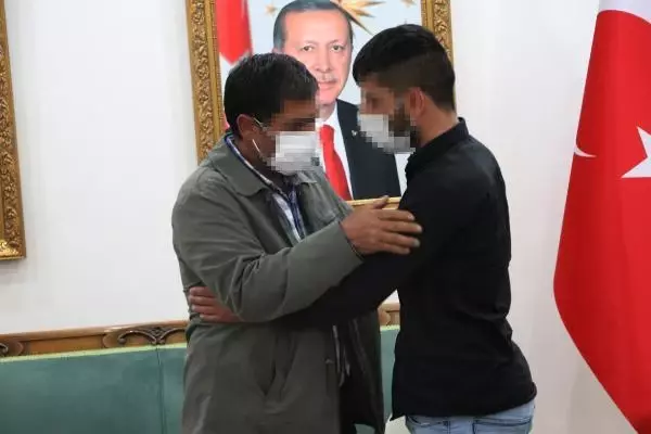 HDP önündeki evlat nöbetinde 25'inci kavuşma HDP önündeki evlat nöbetinde 25'inci kavuşma