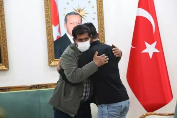 HDP önündeki evlat nöbetinde 25'inci kavuşma HDP önündeki evlat nöbetinde 25'inci kavuşma