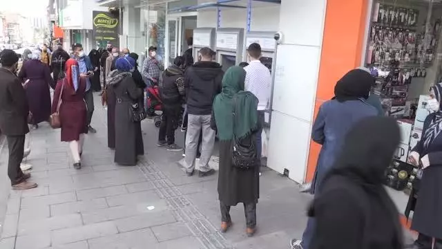 KIRIKKALE - 'Tam kapanma' öncesi alışveriş yoğunluğu KIRIKKALE - 'Tam kapanma' öncesi alışveriş yoğunluğu