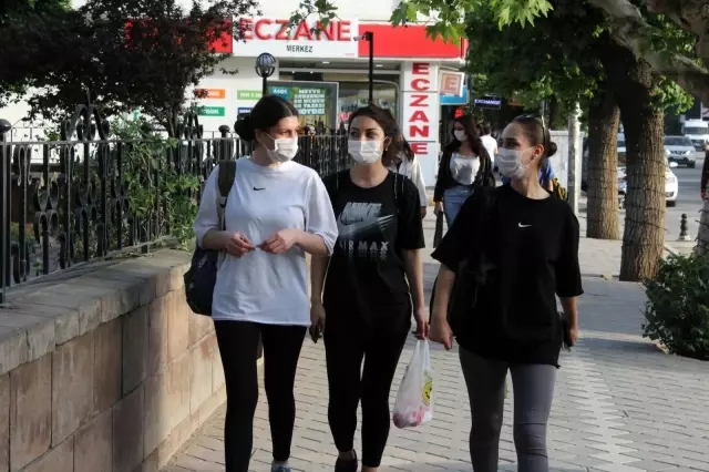 Iğdır'da vaka sayılarının düşmesi vatandaşları sevindirdi Iğdır'da vaka sayılarının düşmesi vatandaşları sevindirdi