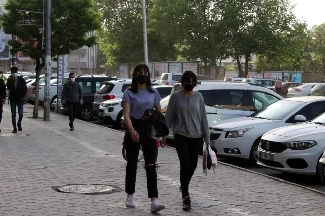 Iğdır'da vaka sayılarının düşmesi vatandaşları sevindirdi Iğdır'da vaka sayılarının düşmesi vatandaşları sevindirdi