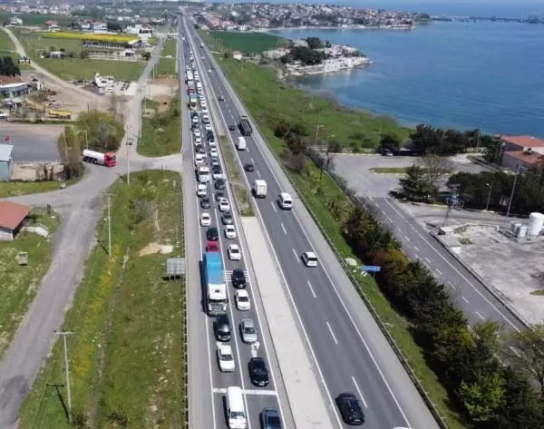 İstanbul-Tekirdağ yolunda araç kuyruğu İstanbul-Tekirdağ yolunda araç kuyruğu