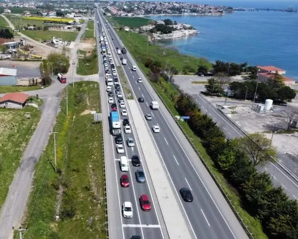 İstanbul-Tekirdağ yolunda araç kuyruğu İstanbul-Tekirdağ yolunda araç kuyruğu