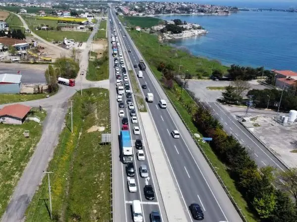 İstanbul-Tekirdağ yolunda araç kuyruğu İstanbul-Tekirdağ yolunda araç kuyruğu