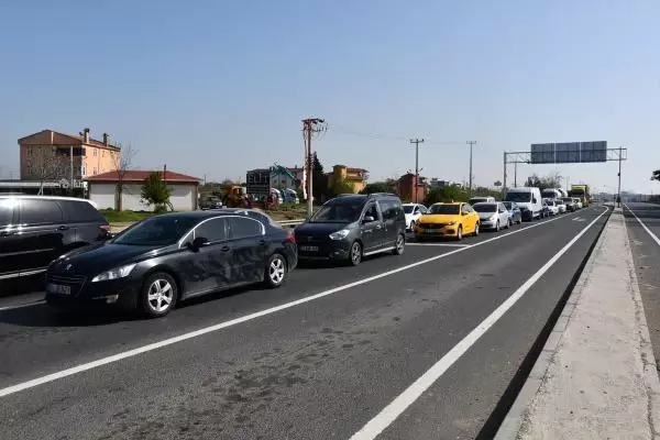 İstanbul-Tekirdağ yolunda araç kuyruğu İstanbul-Tekirdağ yolunda araç kuyruğu