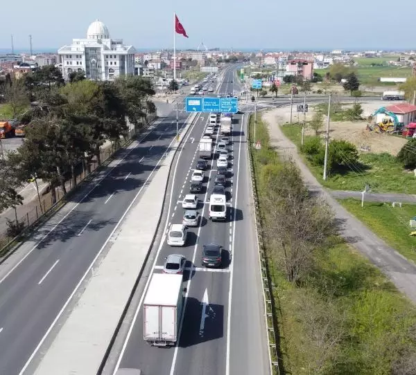 İstanbul-Tekirdağ yolunda araç kuyruğu İstanbul-Tekirdağ yolunda araç kuyruğu