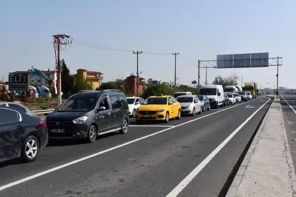 İstanbul-Tekirdağ yolunda araç kuyruğu İstanbul-Tekirdağ yolunda araç kuyruğu