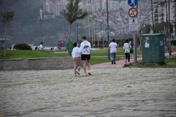 İZMİR'DE 17 GÜNLÜK TAM KAPANMA BAŞLADI İZMİR'DE 17 GÜNLÜK TAM KAPANMA BAŞLADI