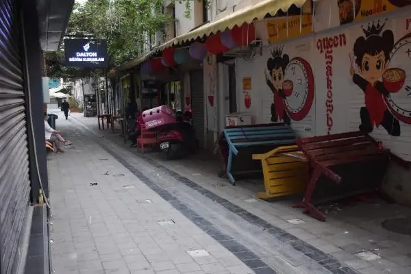 İZMİR'DE 17 GÜNLÜK TAM KAPANMA BAŞLADI İZMİR'DE 17 GÜNLÜK TAM KAPANMA BAŞLADI