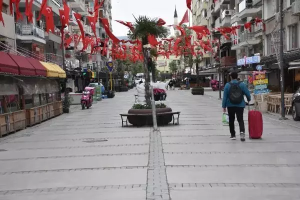 İZMİR'DE 17 GÜNLÜK TAM KAPANMA BAŞLADI İZMİR'DE 17 GÜNLÜK TAM KAPANMA BAŞLADI