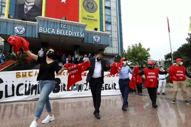 İzmir'de tam kapanma öncesi erken 1 Mayıs kutlaması İzmir'de tam kapanma öncesi erken 1 Mayıs kutlaması