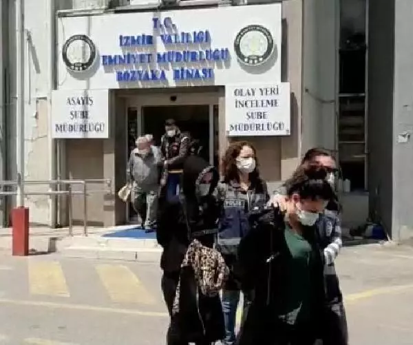 İZMİR DEPREMİYLE İLGİLİ GÖZALTI SAYISI 19'A YÜKSELDİ İZMİR DEPREMİYLE İLGİLİ GÖZALTI SAYISI 19'A YÜKSELDİ