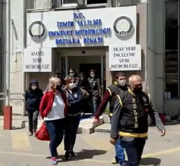 İZMİR DEPREMİYLE İLGİLİ GÖZALTI SAYISI 19'A YÜKSELDİ İZMİR DEPREMİYLE İLGİLİ GÖZALTI SAYISI 19'A YÜKSELDİ