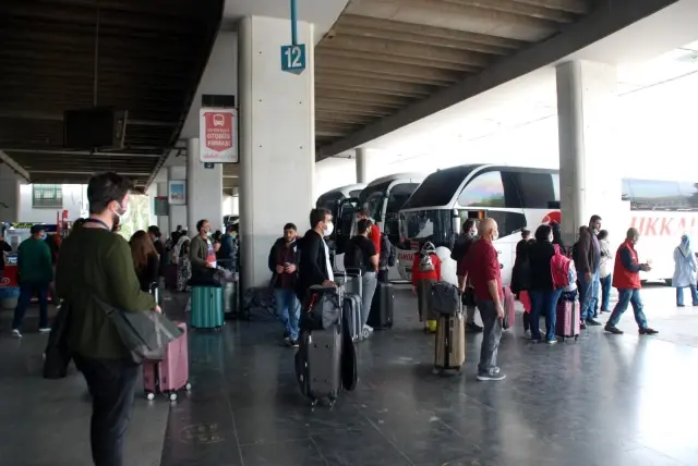 İzmir Otogarı'nda tam kapanma hareketliliği İzmir Otogarı'nda tam kapanma hareketliliği