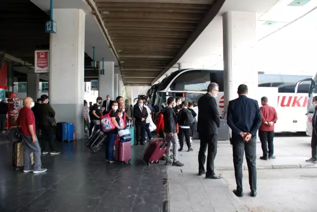 İzmir Otogarı'nda tam kapanma hareketliliği İzmir Otogarı'nda tam kapanma hareketliliği