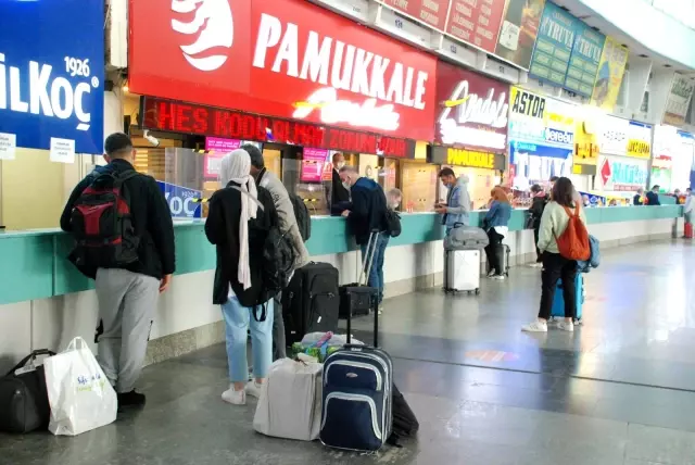 İzmir Otogarı'nda tam kapanma hareketliliği İzmir Otogarı'nda tam kapanma hareketliliği