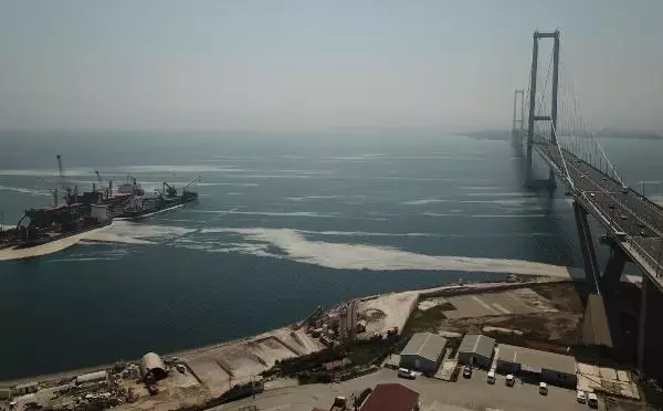 İZMİT KÖRFEZİ'NDE DENİZ SALYASI YENİDEN ORTAYA ÇIKTI İZMİT KÖRFEZİ'NDE DENİZ SALYASI YENİDEN ORTAYA ÇIKTI