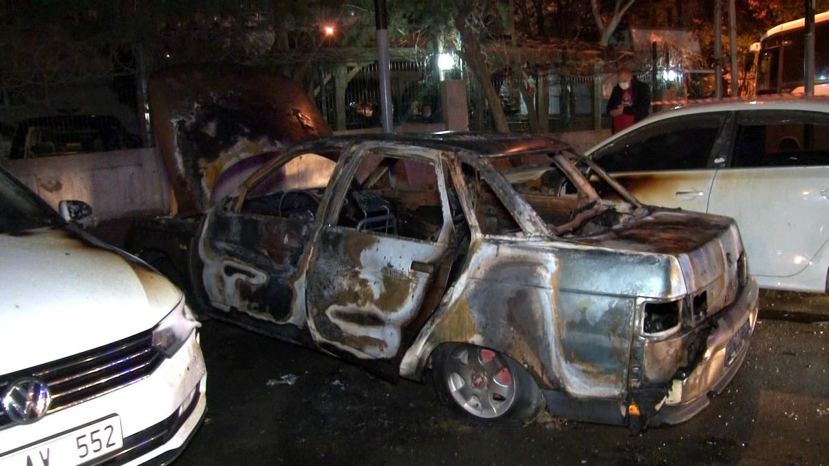 Kağıthane'de kundaklandığı iddia edilen otomobil alev alev yandı