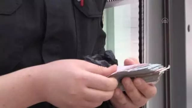KAHRAMANMARAŞ - ATM'nin fazla verdiği 13 bin lirayı polise teslim eden işçi ödüllendirildi KAHRAMANMARAŞ - ATM'nin fazla verdiği 13 bin lirayı polise teslim eden işçi ödüllendirildi