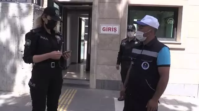 KAHRAMANMARAŞ - ATM'nin fazla verdiği 13 bin lirayı polise teslim eden işçi ödüllendirildi KAHRAMANMARAŞ - ATM'nin fazla verdiği 13 bin lirayı polise teslim eden işçi ödüllendirildi