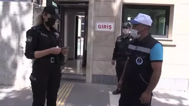 KAHRAMANMARAŞ - ATM'nin fazla verdiği 13 bin lirayı polise teslim eden işçi ödüllendirildi KAHRAMANMARAŞ - ATM'nin fazla verdiği 13 bin lirayı polise teslim eden işçi ödüllendirildi