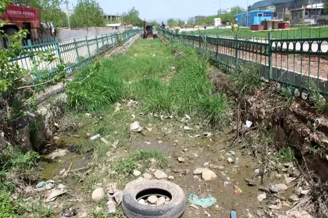 Kahta'daki dereler temizleniyor Kahta'daki dereler temizleniyor