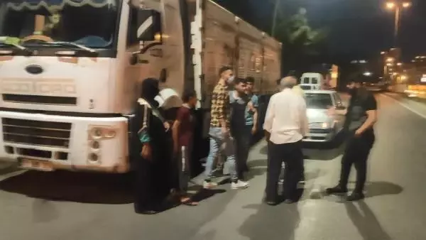ŞANLIURFA KAMYONUN AKÜSÜNÜ ÇALANI DÖVÜP, POLİSE TESLİM ETTİLER ŞANLIURFA KAMYONUN AKÜSÜNÜ ÇALANI DÖVÜP, POLİSE TESLİM ETTİLER