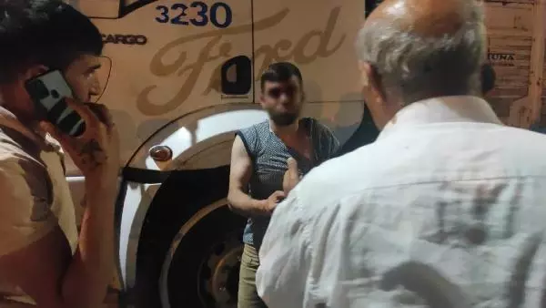 ŞANLIURFA KAMYONUN AKÜSÜNÜ ÇALANI DÖVÜP, POLİSE TESLİM ETTİLER ŞANLIURFA KAMYONUN AKÜSÜNÜ ÇALANI DÖVÜP, POLİSE TESLİM ETTİLER